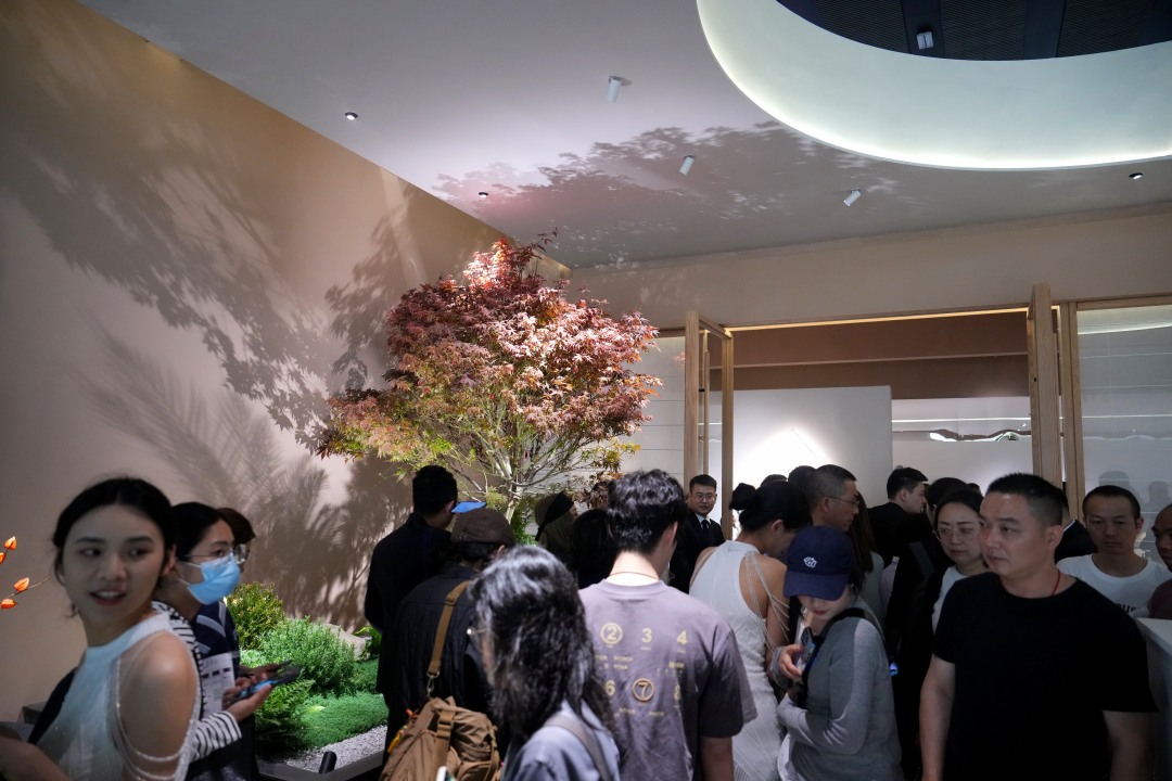 展示区人潮汹涌。