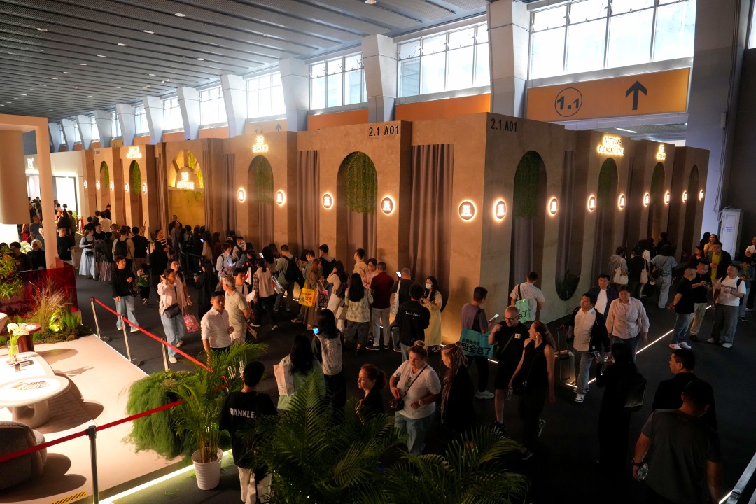 展示区人潮汹涌。