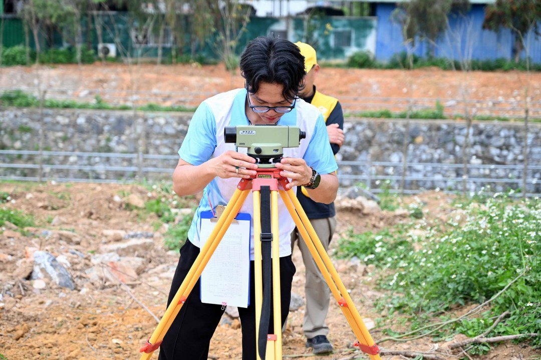 3 选手参加三等水准测量竞赛