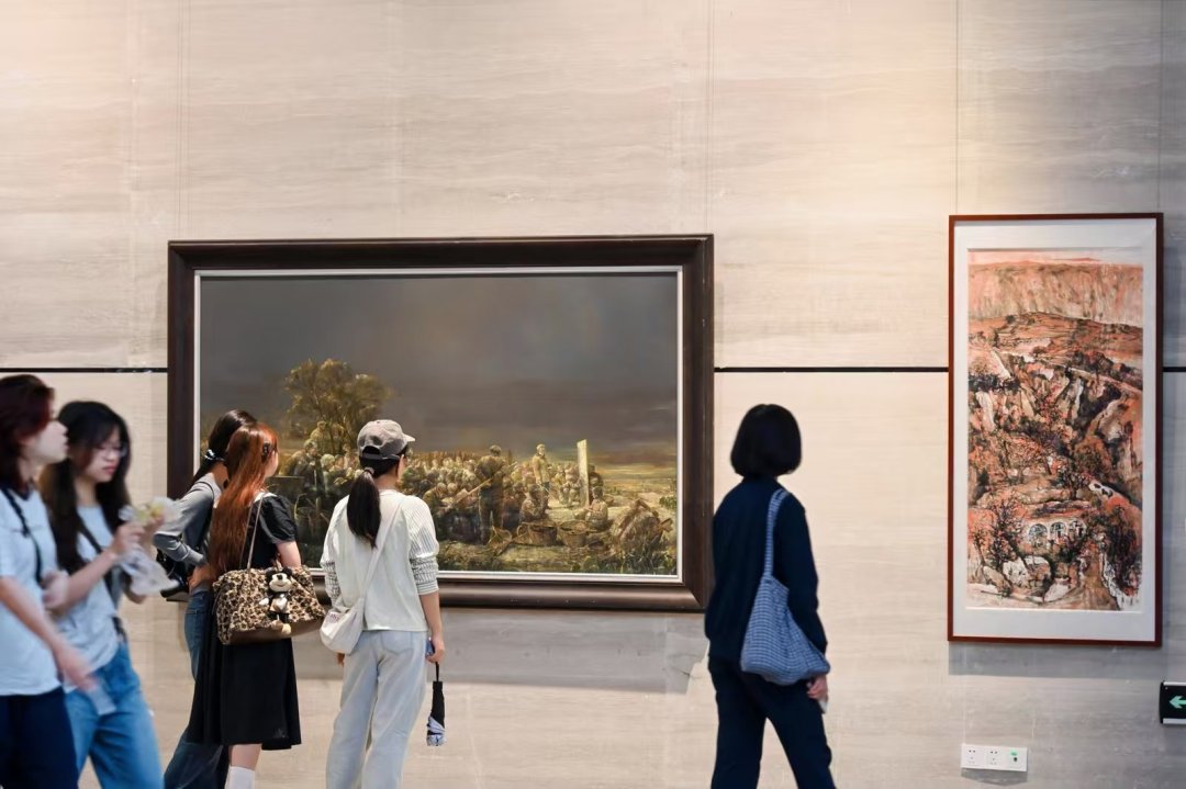 学生在参观画展。