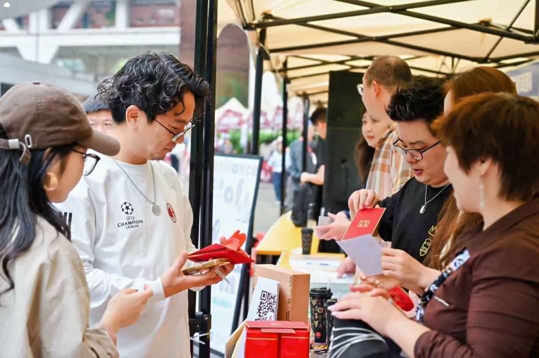 展馆外设立的红棉潮墟。