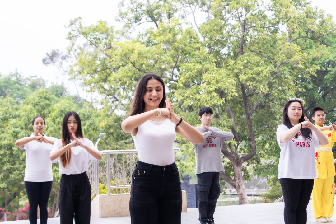 “太极起势、金刚捣碓、懒扎衣……”3月21日是联合国教科文组织确立的首个国际太极拳日,华南农业大学鄱阳湖岸边,十余位来华留学生凝神静气、舒展腰身,在指导老师的带领下跟着口令规范比划动作,动静之间尽显太极韵味。
据介绍,此次教学的陈氏精要十八式太极拳,凝练传统太极刚柔并济、以柔克刚的精髓,招式简约易学、适配零基础体验;而陈氏太极拳在粤深耕传承、融入岭南武术脉络,早已成为广东极具人气的传统健身项目。现场,华农武术队同学还带来双截棍、舞刀等武术展演,飒爽英姿引得阵阵赞叹。
“表示“尊重”的这个动作(抱拳式),还有太极拳的呼吸,我特别喜欢!”第二次体验太极拳,塔吉克斯坦籍留学生TAVUROVA SHUKUFA仍然兴致盎然,言语之间难掩喜爱之情。印度籍留学生Kumar Aman则表示,之后将更多关注太极拳课程,多多学习。
“太极拳是人类非物质文化遗产、中华武术瑰宝,我们希望通过这样的活动以体育人,让留学生直接体验最具代表性的中国符号,理解东方思维与生活智慧。”本次体验教学的指导老师、华农体育教学研究部主任吕立教授表示,除了增加太极拳选修课的课程数量,学校接下来还会进一步增加体育公益课程,丰富校园文化和体育教学。
文/广州日报新花城记者:林霞虹 通讯员:费思迎
图/广州日报新花城记者:高鹤涛 通讯员:华农宣