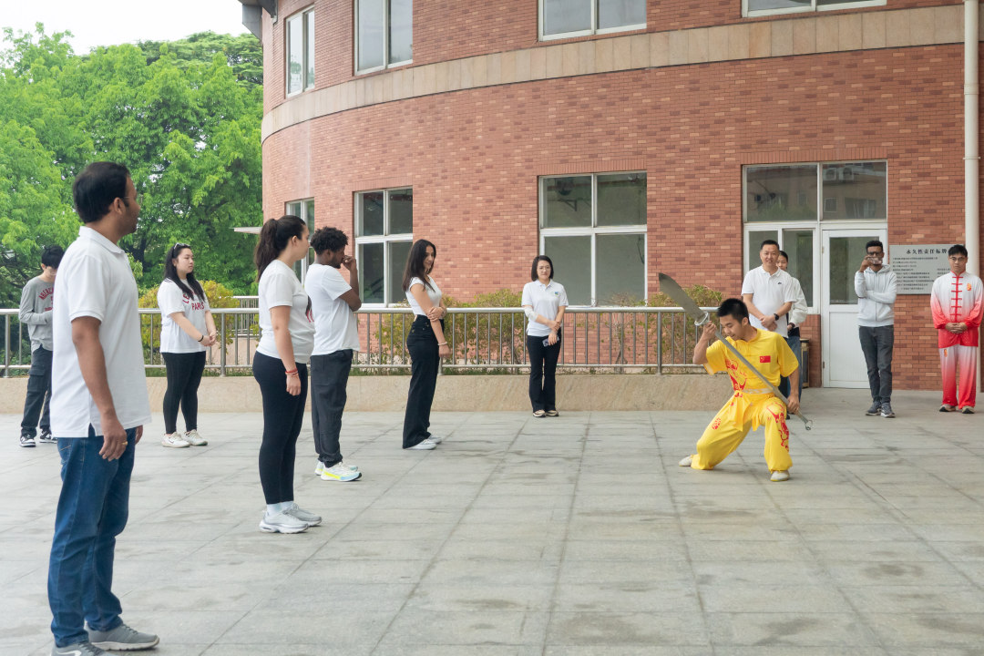 “太极起势、金刚捣碓、懒扎衣……”3月21日是联合国教科文组织确立的首个国际太极拳日,华南农业大学鄱阳湖岸边,十余位来华留学生凝神静气、舒展腰身,在指导老师的带领下跟着口令规范比划动作,动静之间尽显太极韵味。
据介绍,此次教学的陈氏精要十八式太极拳,凝练传统太极刚柔并济、以柔克刚的精髓,招式简约易学、适配零基础体验;而陈氏太极拳在粤深耕传承、融入岭南武术脉络,早已成为广东极具人气的传统健身项目。现场,华农武术队同学还带来双截棍、舞刀等武术展演,飒爽英姿引得阵阵赞叹。
“表示“尊重”的这个动作(抱拳式),还有太极拳的呼吸,我特别喜欢!”第二次体验太极拳,塔吉克斯坦籍留学生TAVUROVA SHUKUFA仍然兴致盎然,言语之间难掩喜爱之情。印度籍留学生Kumar Aman则表示,之后将更多关注太极拳课程,多多学习。
“太极拳是人类非物质文化遗产、中华武术瑰宝,我们希望通过这样的活动以体育人,让留学生直接体验最具代表性的中国符号,理解东方思维与生活智慧。”本次体验教学的指导老师、华农体育教学研究部主任吕立教授表示,除了增加太极拳选修课的课程数量,学校接下来还会进一步增加体育公益课程,丰富校园文化和体育教学。
文/广州日报新花城记者:林霞虹 通讯员:费思迎
图/广州日报新花城记者:高鹤涛 通讯员:华农宣