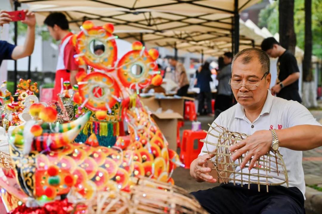展馆外设立的红棉潮墟,老艺人在展示传统工艺。