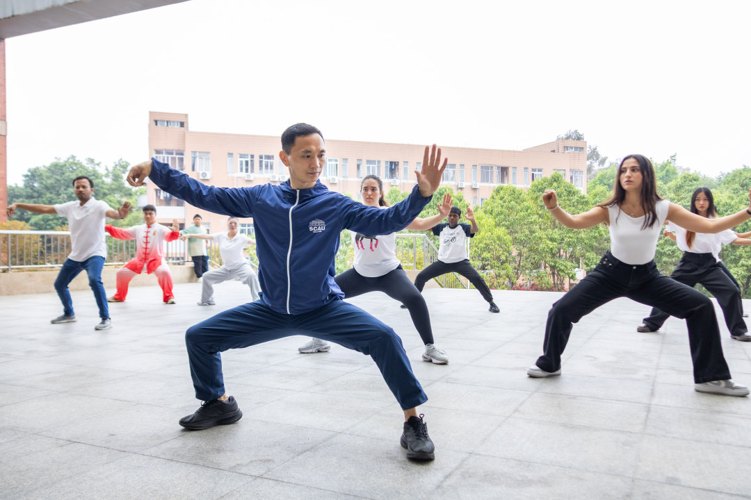 “太极起势、金刚捣碓、懒扎衣……”3月21日是联合国教科文组织确立的首个国际太极拳日,华南农业大学鄱阳湖岸边,十余位来华留学生凝神静气、舒展腰身,在指导老师的带领下跟着口令规范比划动作,动静之间尽显太极韵味。
据介绍,此次教学的陈氏精要十八式太极拳,凝练传统太极刚柔并济、以柔克刚的精髓,招式简约易学、适配零基础体验;而陈氏太极拳在粤深耕传承、融入岭南武术脉络,早已成为广东极具人气的传统健身项目。现场,华农武术队同学还带来双截棍、舞刀等武术展演,飒爽英姿引得阵阵赞叹。
“表示“尊重”的这个动作(抱拳式),还有太极拳的呼吸,我特别喜欢!”第二次体验太极拳,塔吉克斯坦籍留学生TAVUROVA SHUKUFA仍然兴致盎然,言语之间难掩喜爱之情。印度籍留学生Kumar Aman则表示,之后将更多关注太极拳课程,多多学习。
“太极拳是人类非物质文化遗产、中华武术瑰宝,我们希望通过这样的活动以体育人,让留学生直接体验最具代表性的中国符号,理解东方思维与生活智慧。”本次体验教学的指导老师、华农体育教学研究部主任吕立教授表示,除了增加太极拳选修课的课程数量,学校接下来还会进一步增加体育公益课程,丰富校园文化和体育教学。
文/广州日报新花城记者:林霞虹 通讯员:费思迎
图/广州日报新花城记者:高鹤涛 通讯员:华农宣
