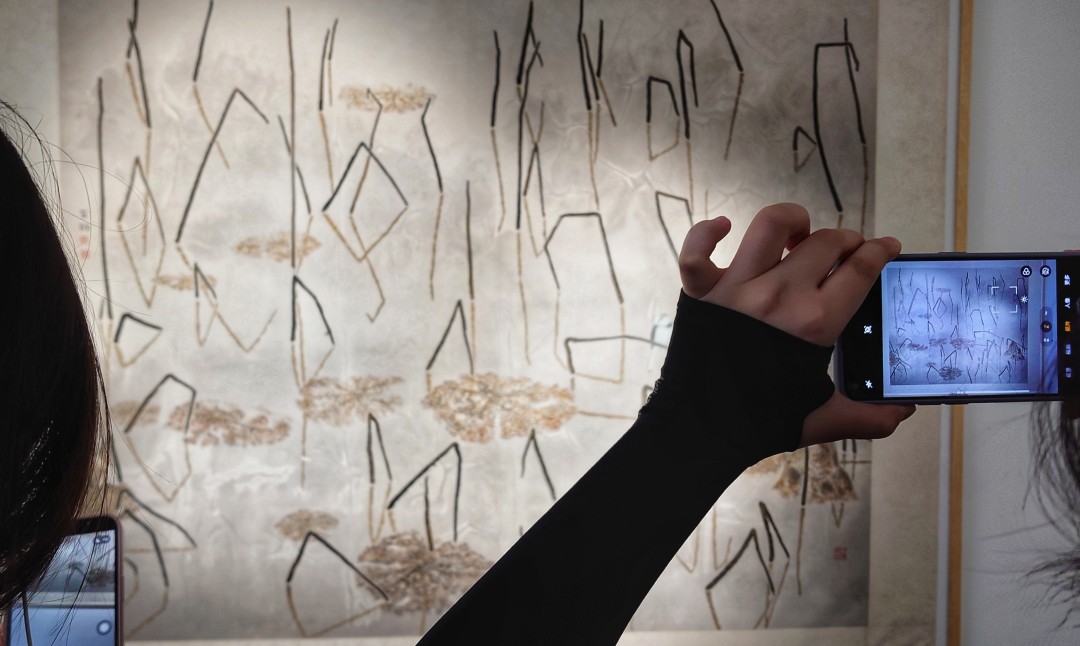 此次展览除了有苏百钧的淡彩、重彩、扇面与白描作品,资料的系统性整理也是展览的特点。