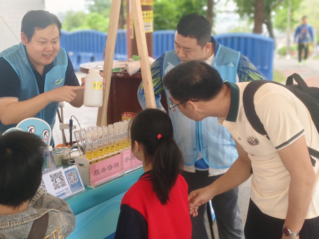 佛水环境志愿者现场演示水质pH值测试实验并讲解,市民驻足观察实验现象