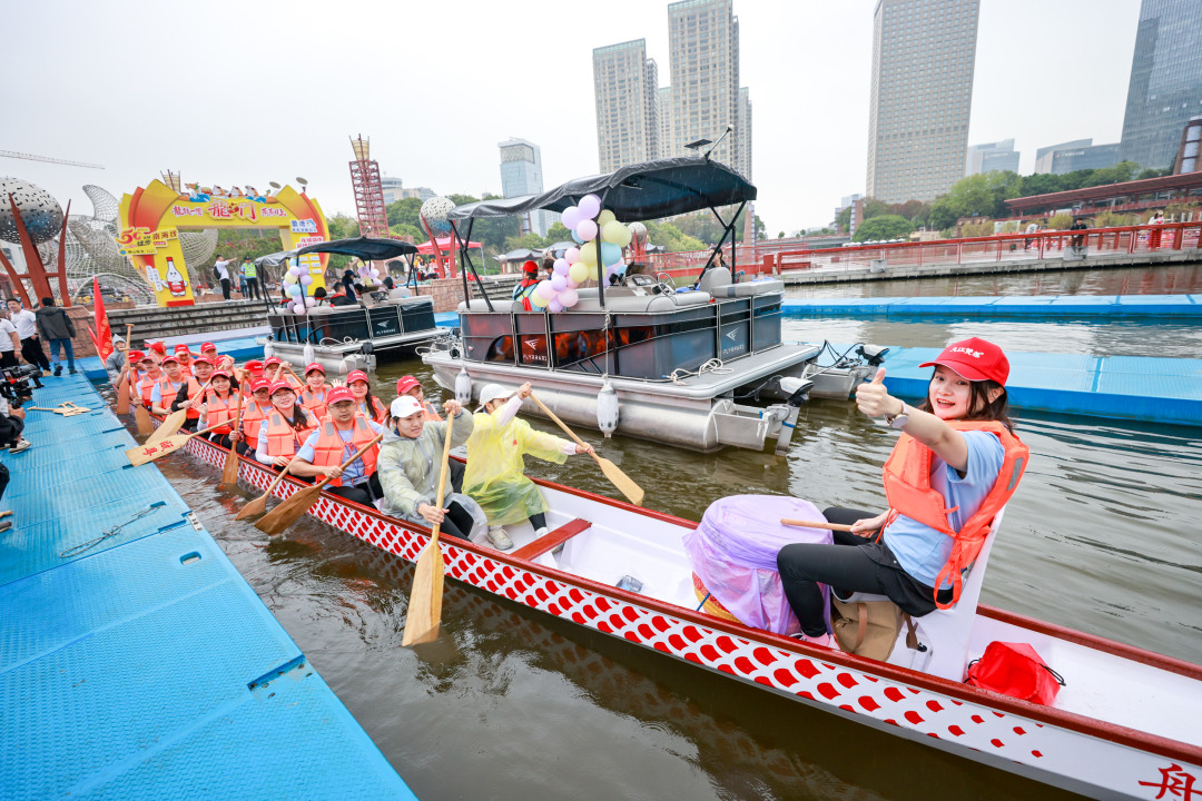 南海区住建水务局19名龙舟队员现场龙舟竞渡展演,彰显队伍风采与龙舟主题特色