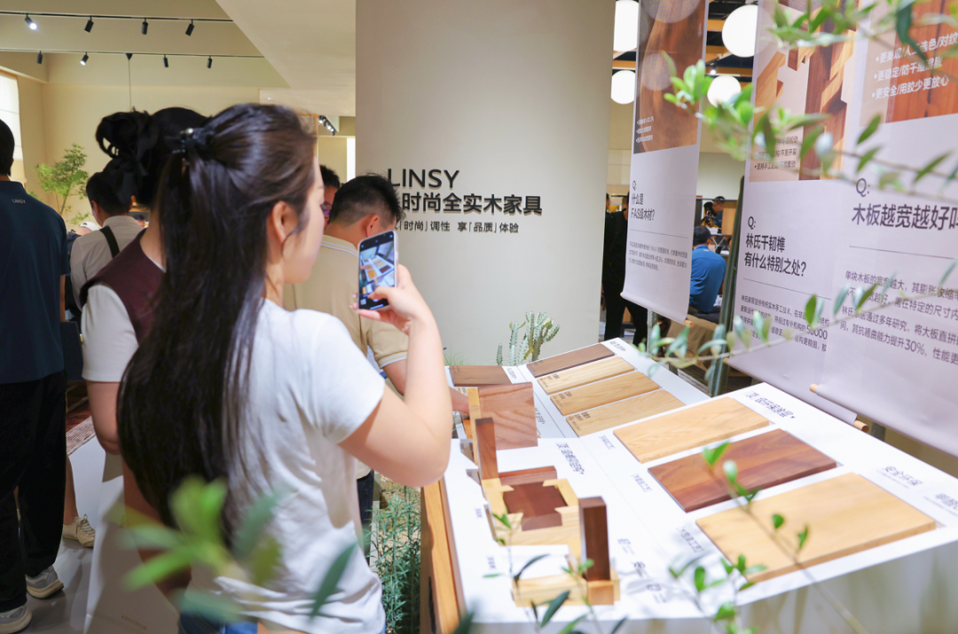 采购商与观众在沉浸式拍照打卡