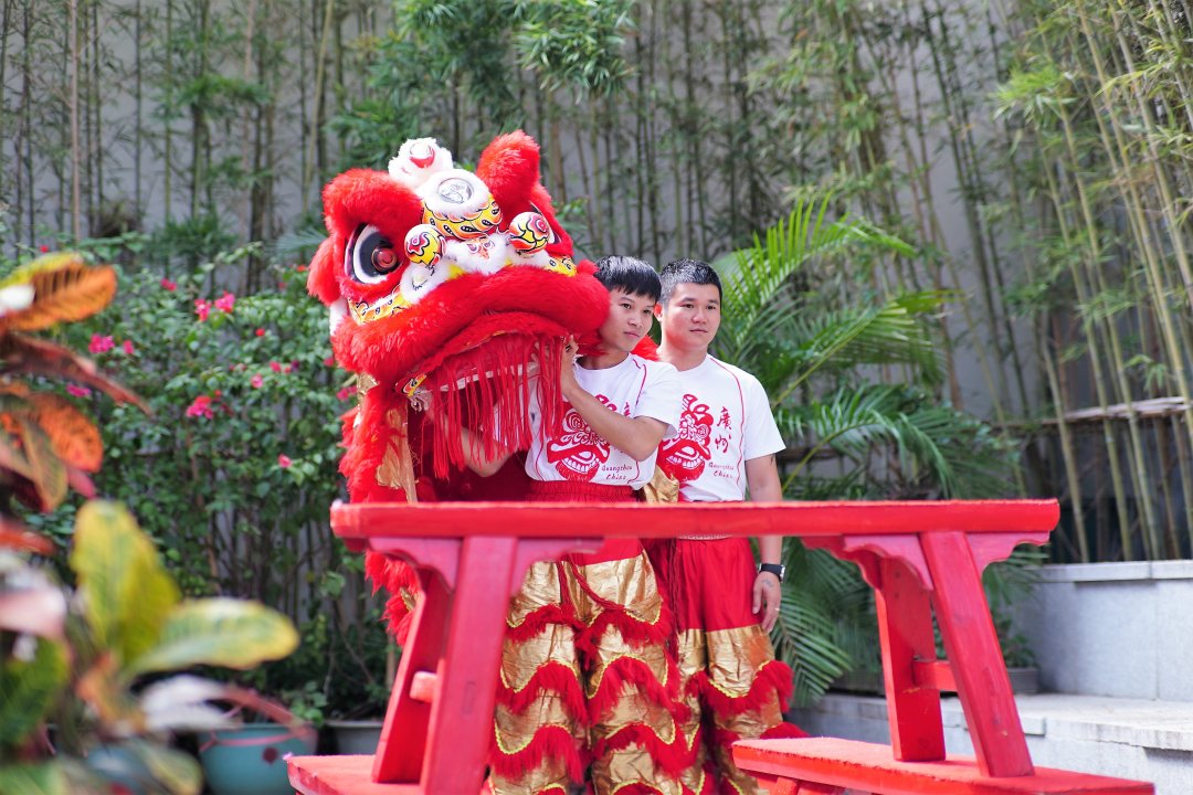 醒狮最重要的道具是狮头,与追求形似的北狮不同,醒狮更注重神似。