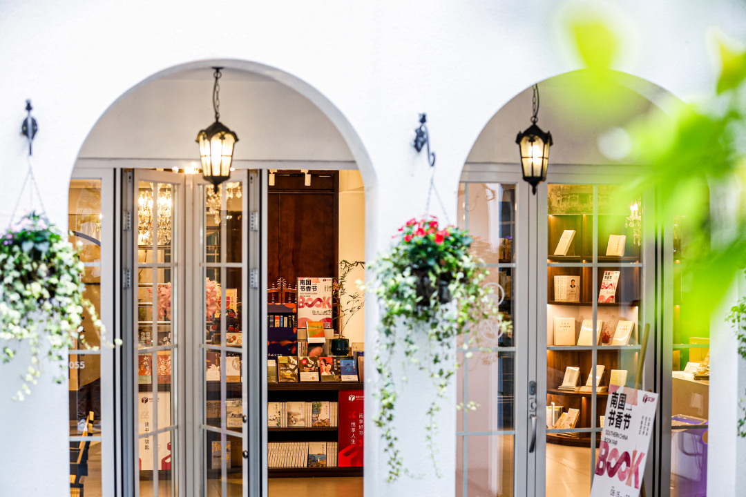 位于花城文学院内一楼的泊·文学书店