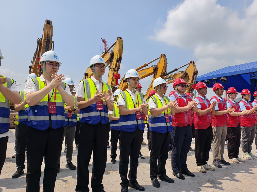 开工仪式上的建设者们。