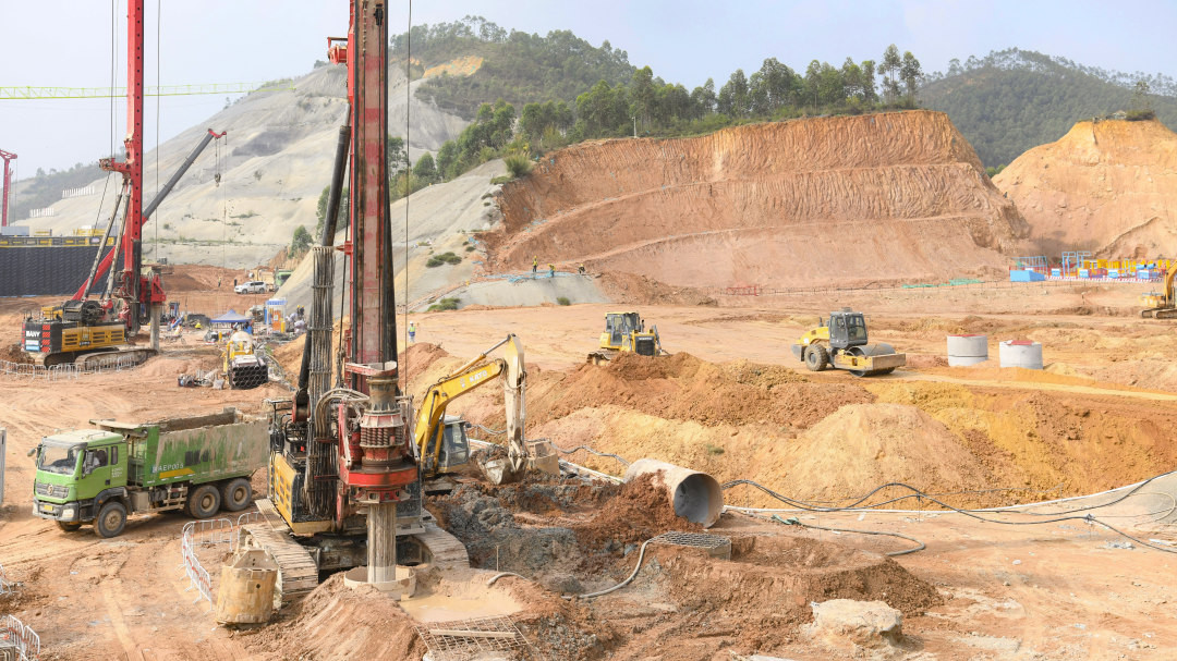 广州新机场正在施工建设中。