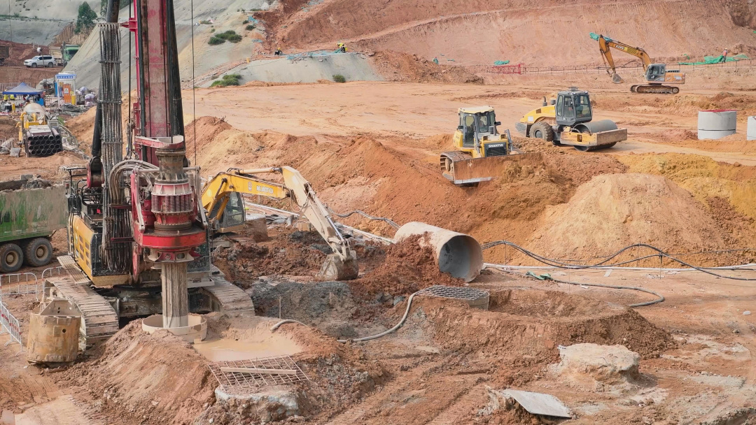 广州新机场正在施工建设中。