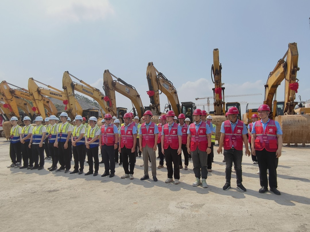 开工仪式上的建设者们。