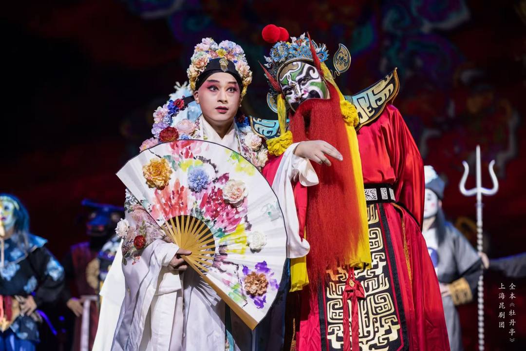 2026年4月3日至5日,上海昆剧团全本《牡丹亭》将登陆广州白云国际会议中心世纪大会堂。这既是该剧新年首场演出,也是斩获第十八届文华剧目奖——我国舞台艺术政府最高奖后,重启全国巡演的首站演出,携载誉归来的经典昆曲,与羊城戏迷正式相见。
广州与这部昆曲名作缘分颇深,堪称上昆《牡丹亭》的福地。2023年,杜丽娘扮演者罗晨雪在广州摘得中国戏剧梅花奖;2024年该剧登陆广州,收获全场好评。此次巡演首站再度选定广州,也让上昆与岭南的戏曲情缘愈发深厚。
汤显祖“一生四梦,得意处惟在《牡丹亭》”,这部传世四百余年的作品,早已是昆曲代名词、中国戏剧文学里程碑。上海昆剧团建团47年来,十余次打磨演绎该剧,2022年更是深挖史料、潜心创作,推出全本55出《牡丹亭》,以上中下三台大戏,让古典昆曲精粹在当代舞台完整回归。
该剧由导演郭小男领衔主创,统筹编排、舞美、音乐等全环节创作,更有岳美缇、蔡正仁等七位国宝级老艺术家坐镇担任艺术指导。演出集结上昆“五班三代”演员,罗晨雪、胡维露挑梁饰演杜丽娘、柳梦梅,梅花奖得主吴双分饰两角,剧团优秀青年演员全员参演,尽显行当齐全、文武兼备的剧团实力。
此版全本《牡丹亭》坚守“只删不改”原则,最大限度保留原著风骨与精髓,被专家评为汤显祖逝世四百年来最贴近原作的版本。剧目打破单一爱情戏的刻板印象,重拾二十出冷门篇目,构建爱情与社会双线叙事,将生死爱恋融入明代社会背景,让爱情传奇升华为明代社会文化史诗,深挖作品深层内涵。
演出全程保留原著经典曲词与每出结尾的集唐诗,尽显古典诗词与昆曲的双重诗意。唱腔以古谱为底循古开新,舞台秉持昆曲写意传统,搭配简约场景与灵动光影,虚实相生,兼顾古典韵味与现代表达,整场演出意境唯美、节奏得当。
自2022年推出,该剧斩获文华剧目奖、中国版权金奖等多项重磅荣誉,罗晨雪、胡维露更是凭此剧拿下梅花奖、白玉兰戏剧奖,实现“一剧双奖”。剧目巡演海内外18座城市,演出61场,亮相多国艺术节与国家级展演,线上直播千万人次观看,创下上昆单一作品演出双新高,社会效益与经济效益双丰收。
文华加身,经典再临。四月羊城,水磨昆曲婉转悠扬,上昆全本《牡丹亭》倾情开演,诚邀岭南戏迷共赴这场跨越百年的至情梦境,沉浸式感受中华传统戏曲的极致魅力。
文/广州日报新花城记者:高鹤涛 通讯员 上海昆