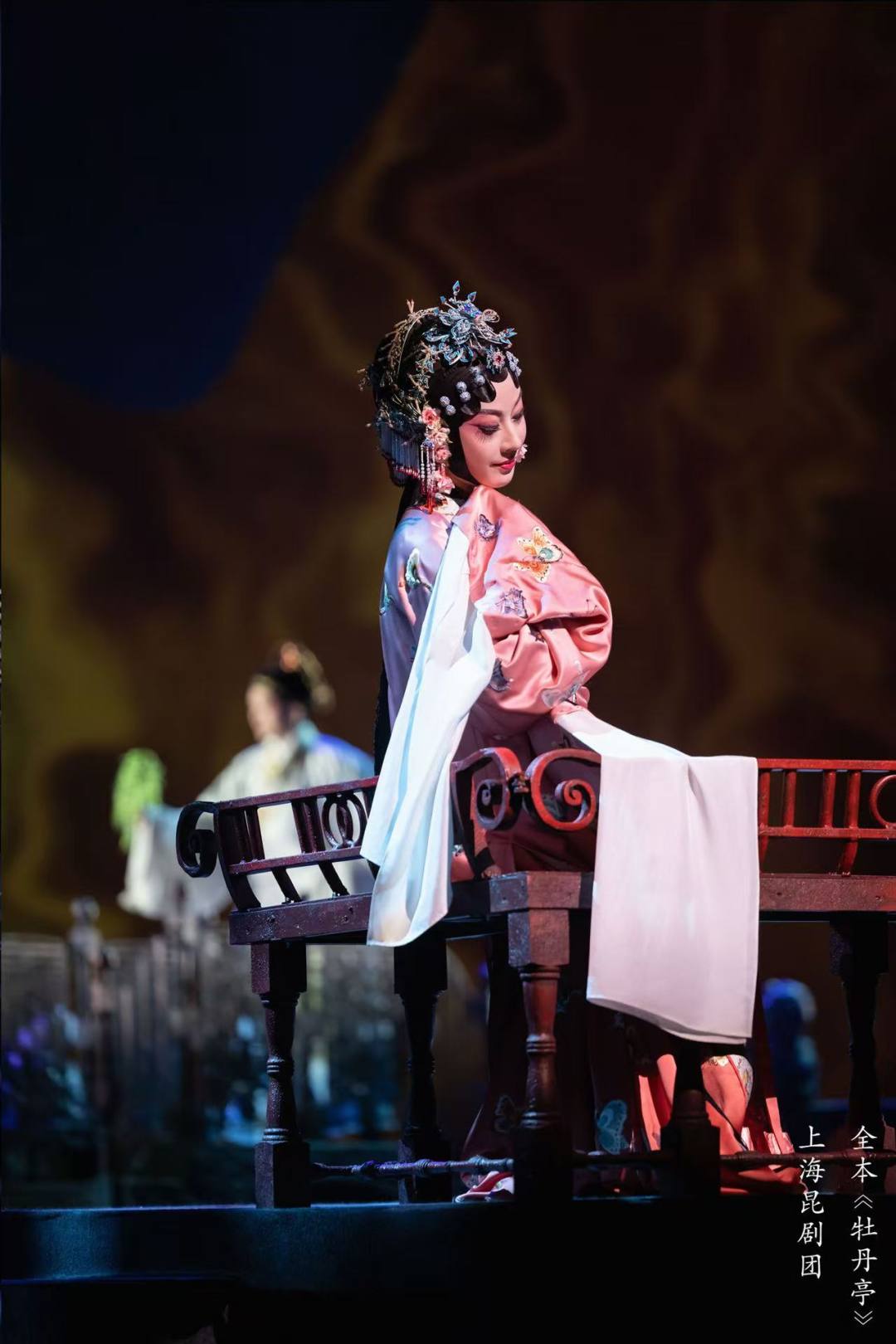 2026年4月3日至5日,上海昆剧团全本《牡丹亭》将登陆广州白云国际会议中心世纪大会堂。这既是该剧新年首场演出,也是斩获第十八届文华剧目奖——我国舞台艺术政府最高奖后,重启全国巡演的首站演出,携载誉归来的经典昆曲,与羊城戏迷正式相见。
广州与这部昆曲名作缘分颇深,堪称上昆《牡丹亭》的福地。2023年,杜丽娘扮演者罗晨雪在广州摘得中国戏剧梅花奖;2024年该剧登陆广州,收获全场好评。此次巡演首站再度选定广州,也让上昆与岭南的戏曲情缘愈发深厚。
汤显祖“一生四梦,得意处惟在《牡丹亭》”,这部传世四百余年的作品,早已是昆曲代名词、中国戏剧文学里程碑。上海昆剧团建团47年来,十余次打磨演绎该剧,2022年更是深挖史料、潜心创作,推出全本55出《牡丹亭》,以上中下三台大戏,让古典昆曲精粹在当代舞台完整回归。
该剧由导演郭小男领衔主创,统筹编排、舞美、音乐等全环节创作,更有岳美缇、蔡正仁等七位国宝级老艺术家坐镇担任艺术指导。演出集结上昆“五班三代”演员,罗晨雪、胡维露挑梁饰演杜丽娘、柳梦梅,梅花奖得主吴双分饰两角,剧团优秀青年演员全员参演,尽显行当齐全、文武兼备的剧团实力。
此版全本《牡丹亭》坚守“只删不改”原则,最大限度保留原著风骨与精髓,被专家评为汤显祖逝世四百年来最贴近原作的版本。剧目打破单一爱情戏的刻板印象,重拾二十出冷门篇目,构建爱情与社会双线叙事,将生死爱恋融入明代社会背景,让爱情传奇升华为明代社会文化史诗,深挖作品深层内涵。
演出全程保留原著经典曲词与每出结尾的集唐诗,尽显古典诗词与昆曲的双重诗意。唱腔以古谱为底循古开新,舞台秉持昆曲写意传统,搭配简约场景与灵动光影,虚实相生,兼顾古典韵味与现代表达,整场演出意境唯美、节奏得当。
自2022年推出,该剧斩获文华剧目奖、中国版权金奖等多项重磅荣誉,罗晨雪、胡维露更是凭此剧拿下梅花奖、白玉兰戏剧奖,实现“一剧双奖”。剧目巡演海内外18座城市,演出61场,亮相多国艺术节与国家级展演,线上直播千万人次观看,创下上昆单一作品演出双新高,社会效益与经济效益双丰收。
文华加身,经典再临。四月羊城,水磨昆曲婉转悠扬,上昆全本《牡丹亭》倾情开演,诚邀岭南戏迷共赴这场跨越百年的至情梦境,沉浸式感受中华传统戏曲的极致魅力。
文/广州日报新花城记者:高鹤涛 通讯员 上海昆
