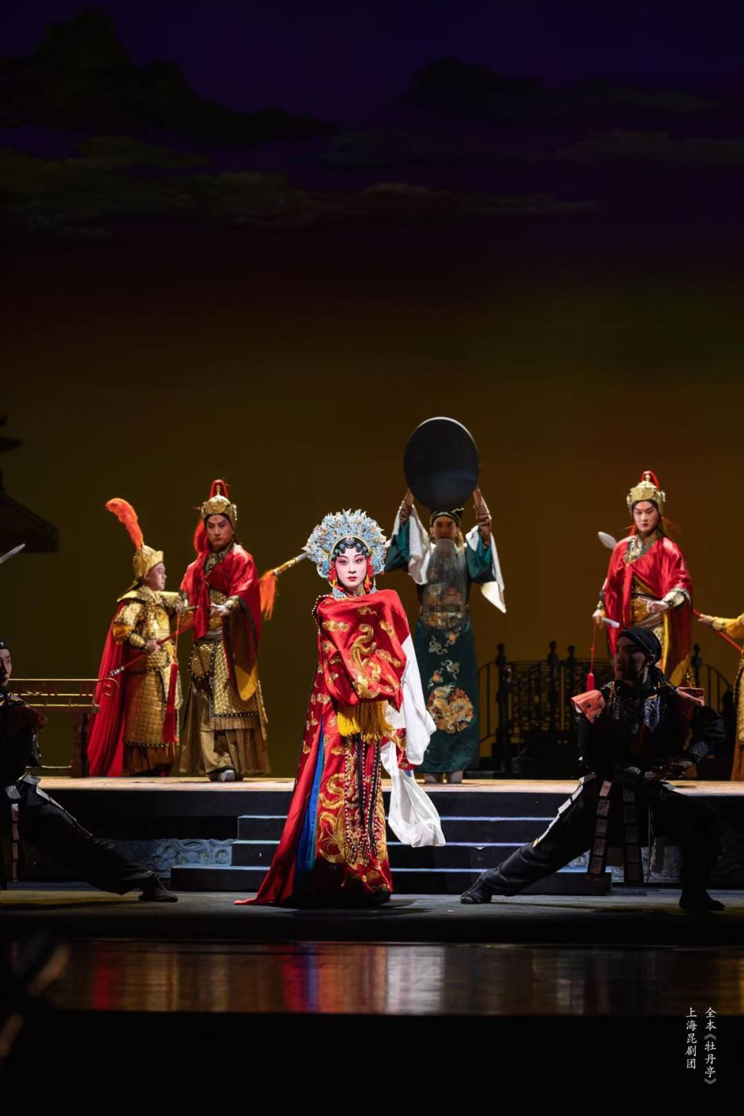 2026年4月3日至5日,上海昆剧团全本《牡丹亭》将登陆广州白云国际会议中心世纪大会堂。这既是该剧新年首场演出,也是斩获第十八届文华剧目奖——我国舞台艺术政府最高奖后,重启全国巡演的首站演出,携载誉归来的经典昆曲,与羊城戏迷正式相见。
广州与这部昆曲名作缘分颇深,堪称上昆《牡丹亭》的福地。2023年,杜丽娘扮演者罗晨雪在广州摘得中国戏剧梅花奖;2024年该剧登陆广州,收获全场好评。此次巡演首站再度选定广州,也让上昆与岭南的戏曲情缘愈发深厚。
汤显祖“一生四梦,得意处惟在《牡丹亭》”,这部传世四百余年的作品,早已是昆曲代名词、中国戏剧文学里程碑。上海昆剧团建团47年来,十余次打磨演绎该剧,2022年更是深挖史料、潜心创作,推出全本55出《牡丹亭》,以上中下三台大戏,让古典昆曲精粹在当代舞台完整回归。
该剧由导演郭小男领衔主创,统筹编排、舞美、音乐等全环节创作,更有岳美缇、蔡正仁等七位国宝级老艺术家坐镇担任艺术指导。演出集结上昆“五班三代”演员,罗晨雪、胡维露挑梁饰演杜丽娘、柳梦梅,梅花奖得主吴双分饰两角,剧团优秀青年演员全员参演,尽显行当齐全、文武兼备的剧团实力。
此版全本《牡丹亭》坚守“只删不改”原则,最大限度保留原著风骨与精髓,被专家评为汤显祖逝世四百年来最贴近原作的版本。剧目打破单一爱情戏的刻板印象,重拾二十出冷门篇目,构建爱情与社会双线叙事,将生死爱恋融入明代社会背景,让爱情传奇升华为明代社会文化史诗,深挖作品深层内涵。
演出全程保留原著经典曲词与每出结尾的集唐诗,尽显古典诗词与昆曲的双重诗意。唱腔以古谱为底循古开新,舞台秉持昆曲写意传统,搭配简约场景与灵动光影,虚实相生,兼顾古典韵味与现代表达,整场演出意境唯美、节奏得当。
自2022年推出,该剧斩获文华剧目奖、中国版权金奖等多项重磅荣誉,罗晨雪、胡维露更是凭此剧拿下梅花奖、白玉兰戏剧奖,实现“一剧双奖”。剧目巡演海内外18座城市,演出61场,亮相多国艺术节与国家级展演,线上直播千万人次观看,创下上昆单一作品演出双新高,社会效益与经济效益双丰收。
文华加身,经典再临。四月羊城,水磨昆曲婉转悠扬,上昆全本《牡丹亭》倾情开演,诚邀岭南戏迷共赴这场跨越百年的至情梦境,沉浸式感受中华传统戏曲的极致魅力。
文/广州日报新花城记者:高鹤涛 通讯员 上海昆