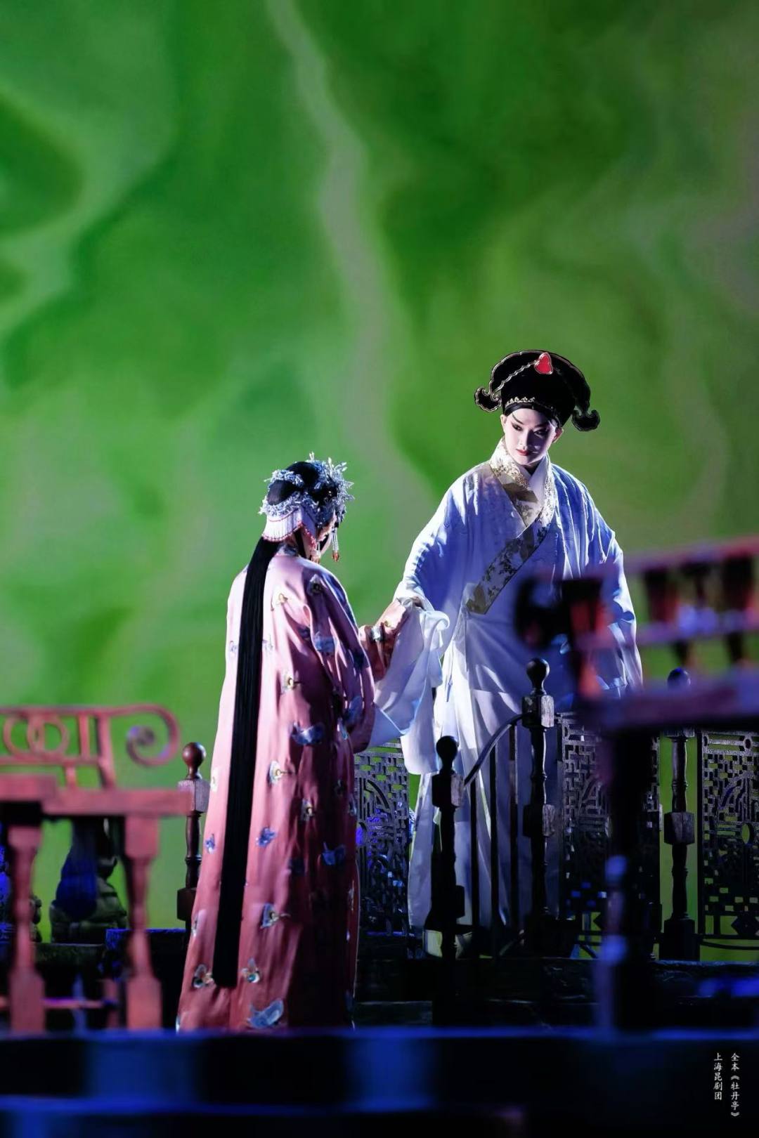 2026年4月3日至5日,上海昆剧团全本《牡丹亭》将登陆广州白云国际会议中心世纪大会堂。这既是该剧新年首场演出,也是斩获第十八届文华剧目奖——我国舞台艺术政府最高奖后,重启全国巡演的首站演出,携载誉归来的经典昆曲,与羊城戏迷正式相见。
广州与这部昆曲名作缘分颇深,堪称上昆《牡丹亭》的福地。2023年,杜丽娘扮演者罗晨雪在广州摘得中国戏剧梅花奖;2024年该剧登陆广州,收获全场好评。此次巡演首站再度选定广州,也让上昆与岭南的戏曲情缘愈发深厚。
汤显祖“一生四梦,得意处惟在《牡丹亭》”,这部传世四百余年的作品,早已是昆曲代名词、中国戏剧文学里程碑。上海昆剧团建团47年来,十余次打磨演绎该剧,2022年更是深挖史料、潜心创作,推出全本55出《牡丹亭》,以上中下三台大戏,让古典昆曲精粹在当代舞台完整回归。
该剧由导演郭小男领衔主创,统筹编排、舞美、音乐等全环节创作,更有岳美缇、蔡正仁等七位国宝级老艺术家坐镇担任艺术指导。演出集结上昆“五班三代”演员,罗晨雪、胡维露挑梁饰演杜丽娘、柳梦梅,梅花奖得主吴双分饰两角,剧团优秀青年演员全员参演,尽显行当齐全、文武兼备的剧团实力。
此版全本《牡丹亭》坚守“只删不改”原则,最大限度保留原著风骨与精髓,被专家评为汤显祖逝世四百年来最贴近原作的版本。剧目打破单一爱情戏的刻板印象,重拾二十出冷门篇目,构建爱情与社会双线叙事,将生死爱恋融入明代社会背景,让爱情传奇升华为明代社会文化史诗,深挖作品深层内涵。
演出全程保留原著经典曲词与每出结尾的集唐诗,尽显古典诗词与昆曲的双重诗意。唱腔以古谱为底循古开新,舞台秉持昆曲写意传统,搭配简约场景与灵动光影,虚实相生,兼顾古典韵味与现代表达,整场演出意境唯美、节奏得当。
自2022年推出,该剧斩获文华剧目奖、中国版权金奖等多项重磅荣誉,罗晨雪、胡维露更是凭此剧拿下梅花奖、白玉兰戏剧奖,实现“一剧双奖”。剧目巡演海内外18座城市,演出61场,亮相多国艺术节与国家级展演,线上直播千万人次观看,创下上昆单一作品演出双新高,社会效益与经济效益双丰收。
文华加身,经典再临。四月羊城,水磨昆曲婉转悠扬,上昆全本《牡丹亭》倾情开演,诚邀岭南戏迷共赴这场跨越百年的至情梦境,沉浸式感受中华传统戏曲的极致魅力。
文/广州日报新花城记者:高鹤涛 通讯员 上海昆