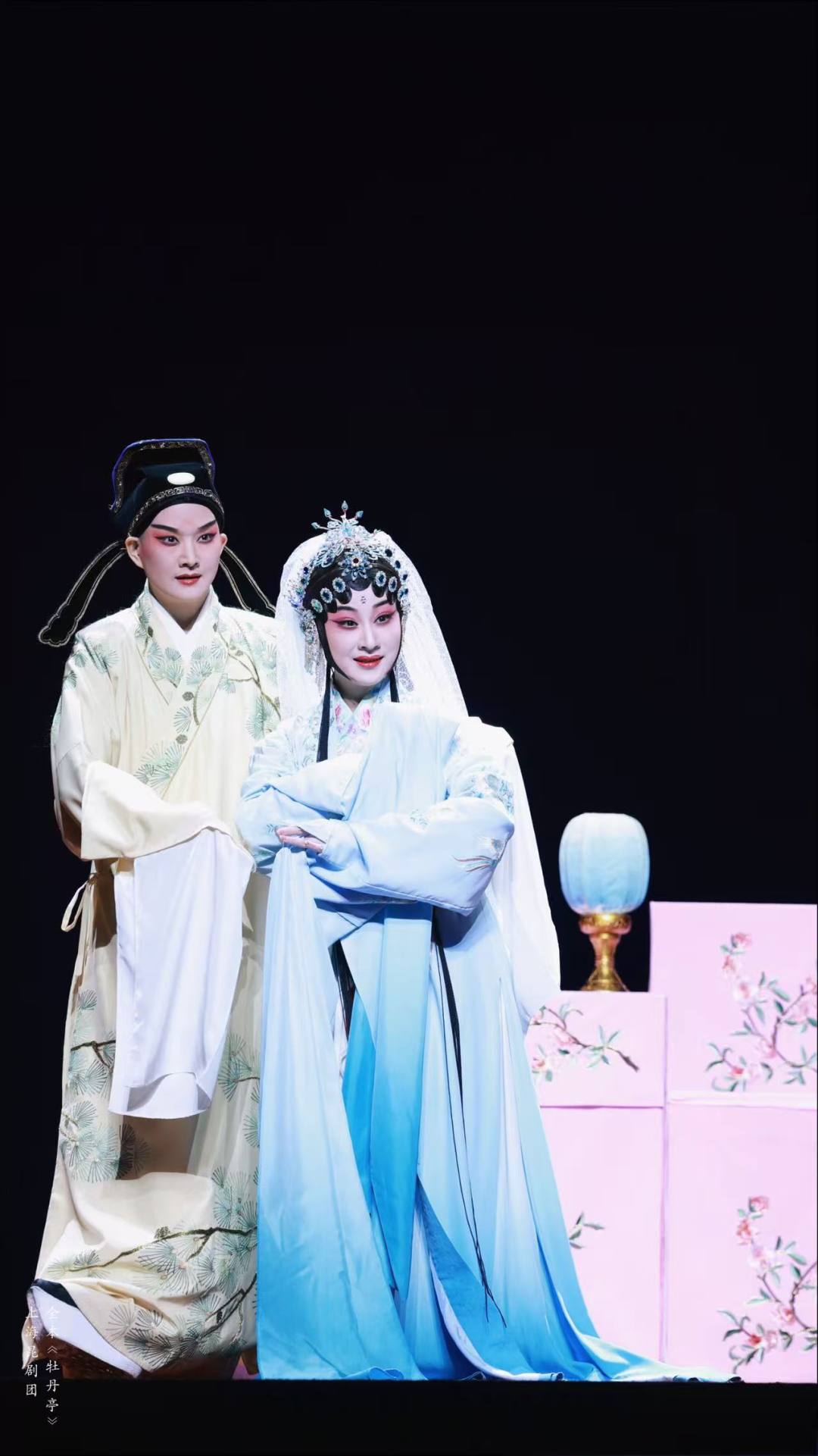 2026年4月3日至5日,上海昆剧团全本《牡丹亭》将登陆广州白云国际会议中心世纪大会堂。这既是该剧新年首场演出,也是斩获第十八届文华剧目奖——我国舞台艺术政府最高奖后,重启全国巡演的首站演出,携载誉归来的经典昆曲,与羊城戏迷正式相见。
广州与这部昆曲名作缘分颇深,堪称上昆《牡丹亭》的福地。2023年,杜丽娘扮演者罗晨雪在广州摘得中国戏剧梅花奖;2024年该剧登陆广州,收获全场好评。此次巡演首站再度选定广州,也让上昆与岭南的戏曲情缘愈发深厚。
汤显祖“一生四梦,得意处惟在《牡丹亭》”,这部传世四百余年的作品,早已是昆曲代名词、中国戏剧文学里程碑。上海昆剧团建团47年来,十余次打磨演绎该剧,2022年更是深挖史料、潜心创作,推出全本55出《牡丹亭》,以上中下三台大戏,让古典昆曲精粹在当代舞台完整回归。
该剧由导演郭小男领衔主创,统筹编排、舞美、音乐等全环节创作,更有岳美缇、蔡正仁等七位国宝级老艺术家坐镇担任艺术指导。演出集结上昆“五班三代”演员,罗晨雪、胡维露挑梁饰演杜丽娘、柳梦梅,梅花奖得主吴双分饰两角,剧团优秀青年演员全员参演,尽显行当齐全、文武兼备的剧团实力。
此版全本《牡丹亭》坚守“只删不改”原则,最大限度保留原著风骨与精髓,被专家评为汤显祖逝世四百年来最贴近原作的版本。剧目打破单一爱情戏的刻板印象,重拾二十出冷门篇目,构建爱情与社会双线叙事,将生死爱恋融入明代社会背景,让爱情传奇升华为明代社会文化史诗,深挖作品深层内涵。
演出全程保留原著经典曲词与每出结尾的集唐诗,尽显古典诗词与昆曲的双重诗意。唱腔以古谱为底循古开新,舞台秉持昆曲写意传统,搭配简约场景与灵动光影,虚实相生,兼顾古典韵味与现代表达,整场演出意境唯美、节奏得当。
自2022年推出,该剧斩获文华剧目奖、中国版权金奖等多项重磅荣誉,罗晨雪、胡维露更是凭此剧拿下梅花奖、白玉兰戏剧奖,实现“一剧双奖”。剧目巡演海内外18座城市,演出61场,亮相多国艺术节与国家级展演,线上直播千万人次观看,创下上昆单一作品演出双新高,社会效益与经济效益双丰收。
文华加身,经典再临。四月羊城,水磨昆曲婉转悠扬,上昆全本《牡丹亭》倾情开演,诚邀岭南戏迷共赴这场跨越百年的至情梦境,沉浸式感受中华传统戏曲的极致魅力。
文/广州日报新花城记者:高鹤涛 通讯员 上海昆