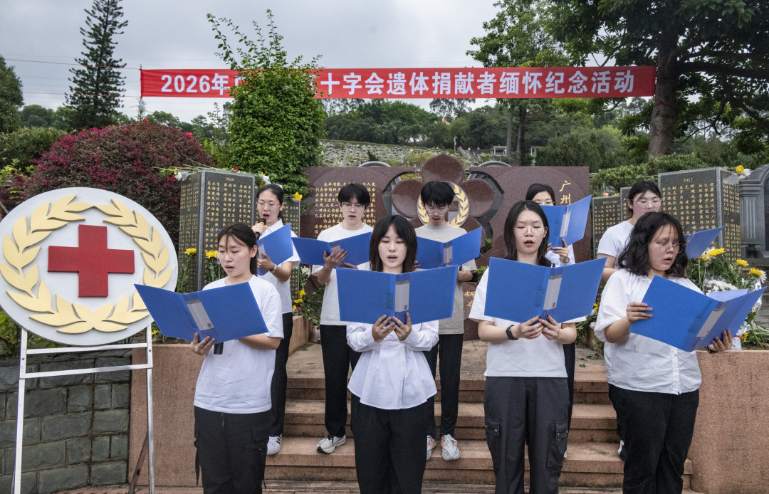 志愿者在广州市遗体捐献者纪念碑前进行诗朗诵。图/广州日报新花城记者:廖雪明