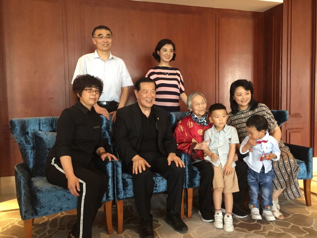 李昌钰和家乡的老邻居合照