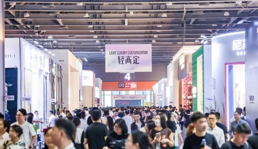 展会首日人气旺