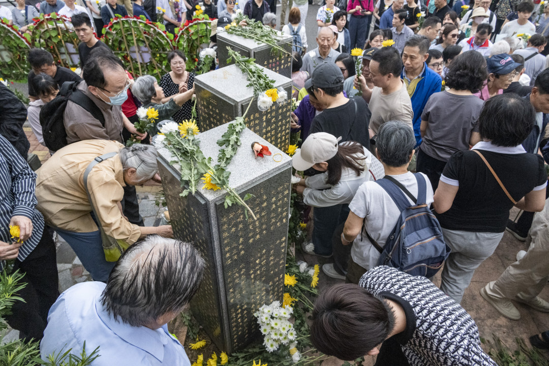 向遗体捐献者纪念碑敬献鲜花,寄托衰思。。图/广州日报新花城记者:廖雪明