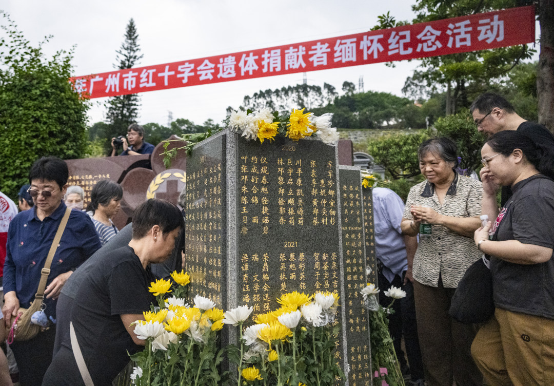 向遗体捐献者纪念碑敬献鲜花,寄托衰思。图/广州日报新花城记者:廖雪明
