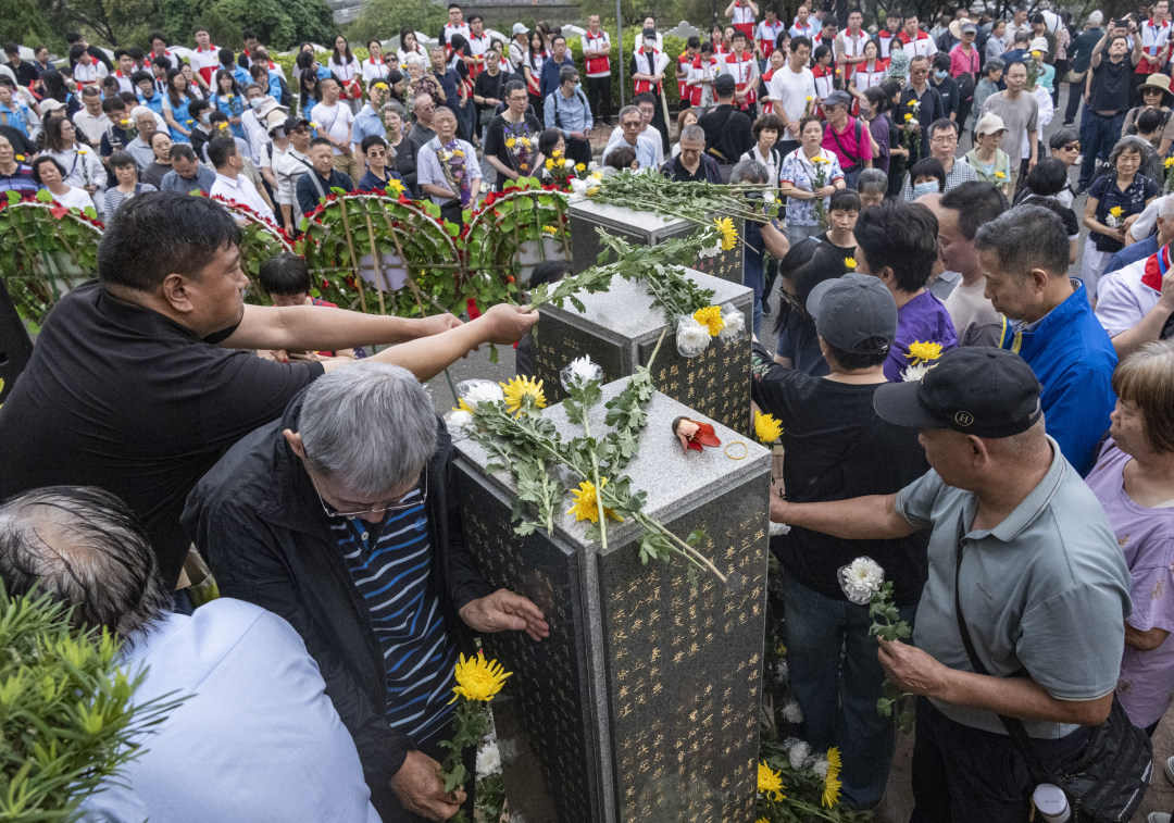 向遗体捐献者纪念碑敬献鲜花,寄托衰思。图/广州日报新花城记者:廖雪明