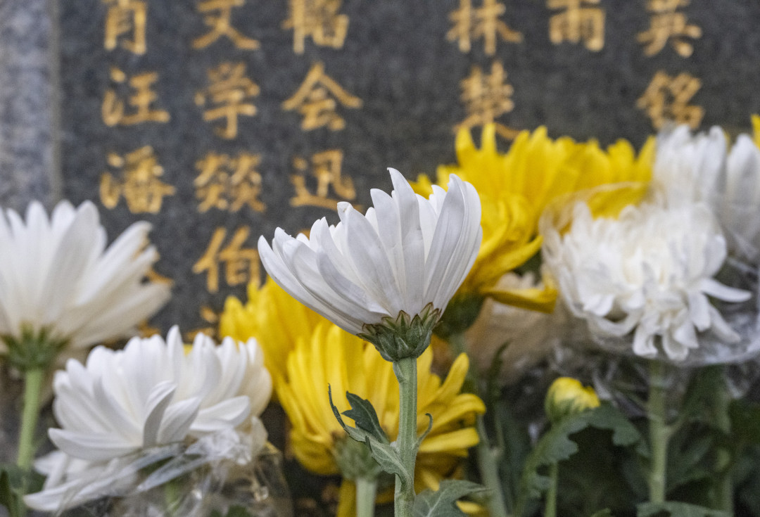 镌刻有遗体捐献者名字的石碑前摆满了鲜花。图/广州日报新花城记者:廖雪明