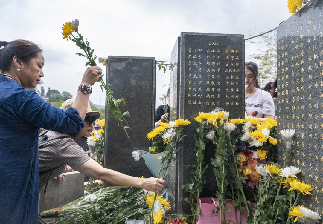 向遗体捐献者纪念碑敬献鲜花,寄托衰思。图/广州日报新花城记者:廖雪明