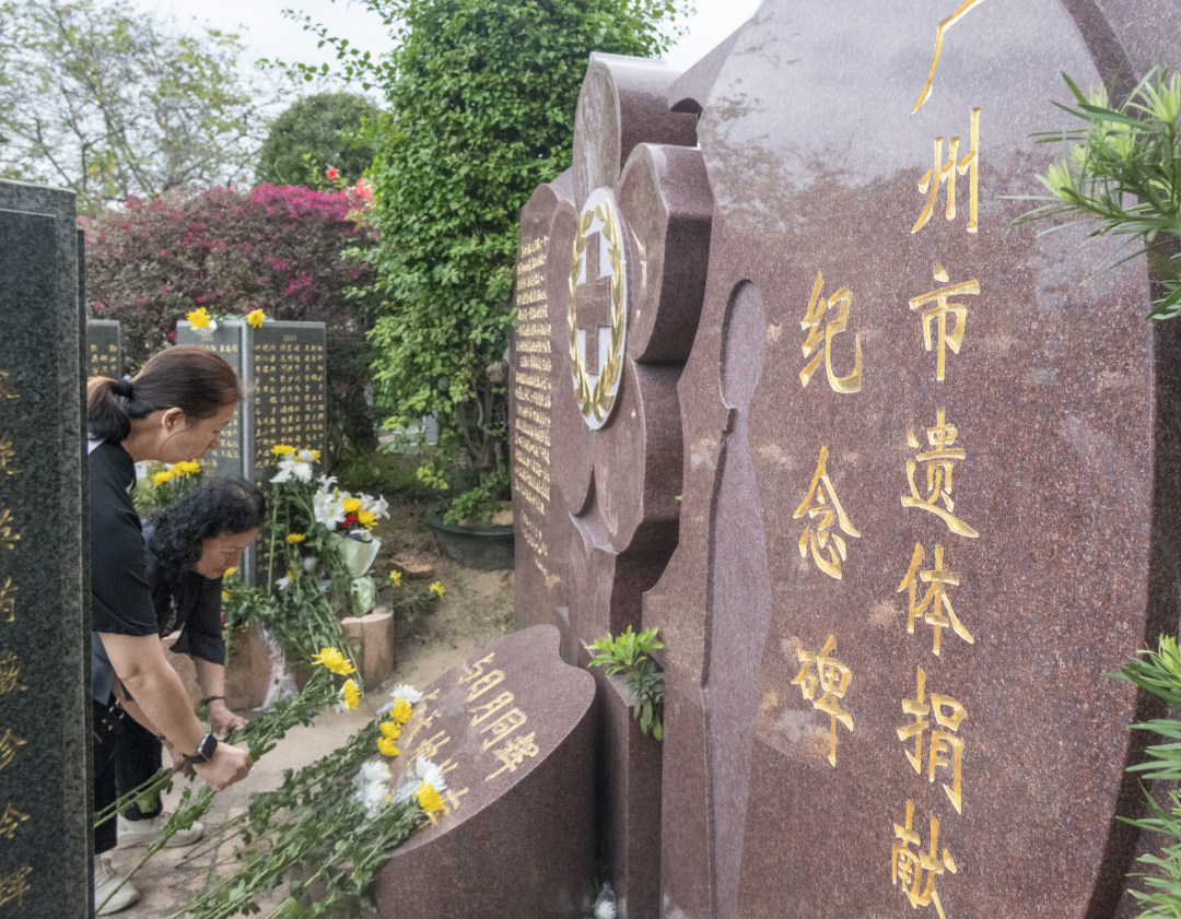 向广州市遗体捐献者纪念碑敬献鲜花。图/广州日报新花城记者:廖雪明