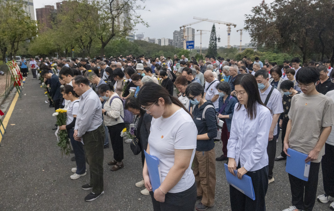 全体肃立,向遗体捐献者默哀一分钟。图/广州日报新花城记者:廖雪明