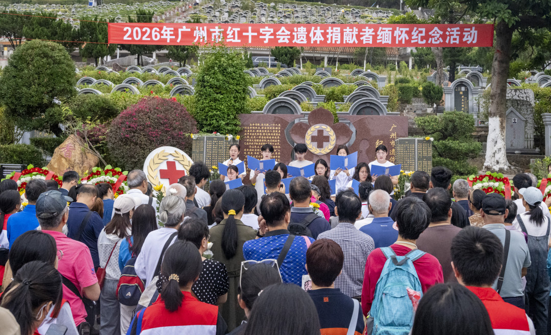 志愿者在广州市遗体捐献者纪念碑前进行诗朗诵。图/广州日报新花城记者:廖雪明