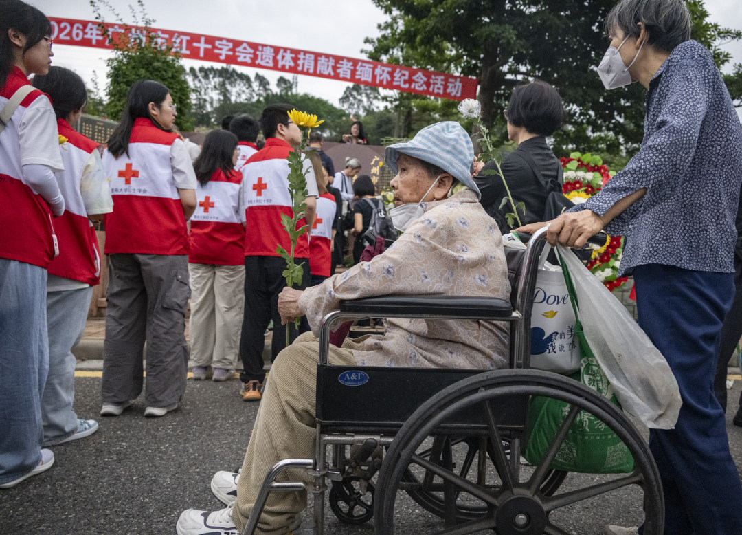社会各界人士、医学院校师生、志愿者及遗体捐献者家属在中华永久墓园参加2026年广州市遗体捐献者缅怀纪念活动。图/广州日报新花城记者:廖雪明