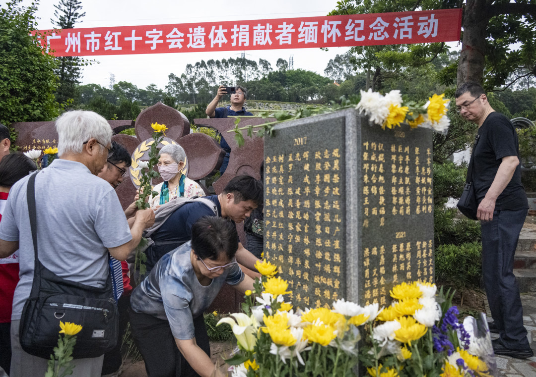 向遗体捐献者纪念碑敬献鲜花,寄托衰思。图/广州日报新花城记者:廖雪明