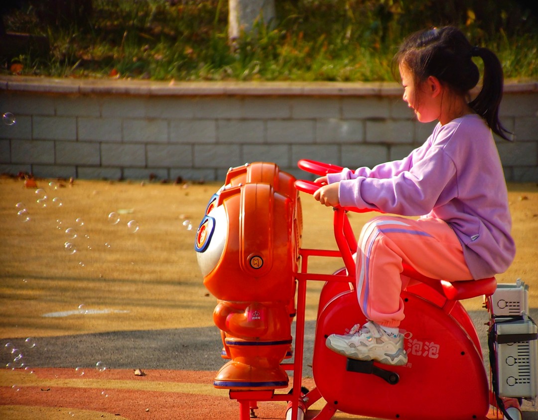 公园很适合遛娃，山下有免费的儿童游乐区，有滑梯、攀爬网、摇摇马…….jpg