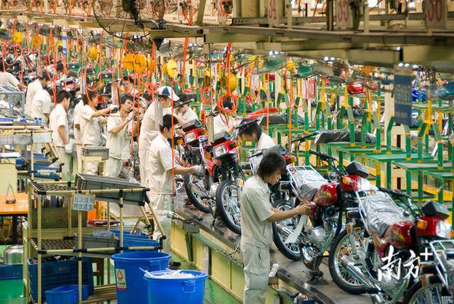 大长江集团生产车间。