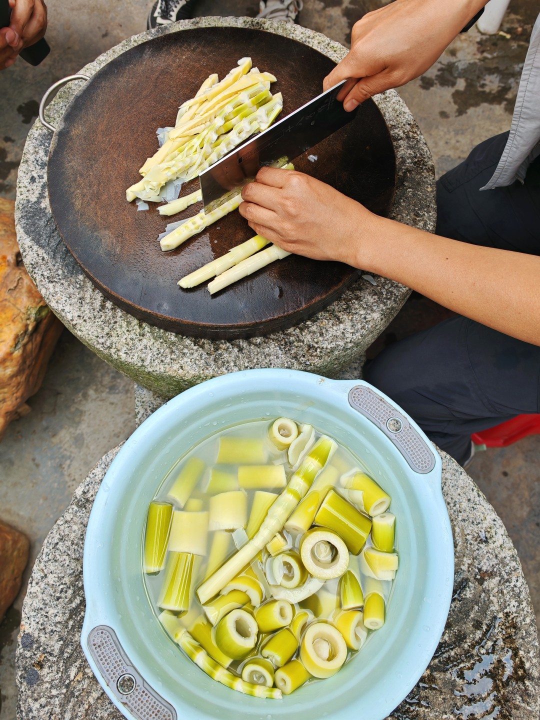 剥壳后的苦笋,焯水后浸泡2—3天,可有效去除笋的苦味。