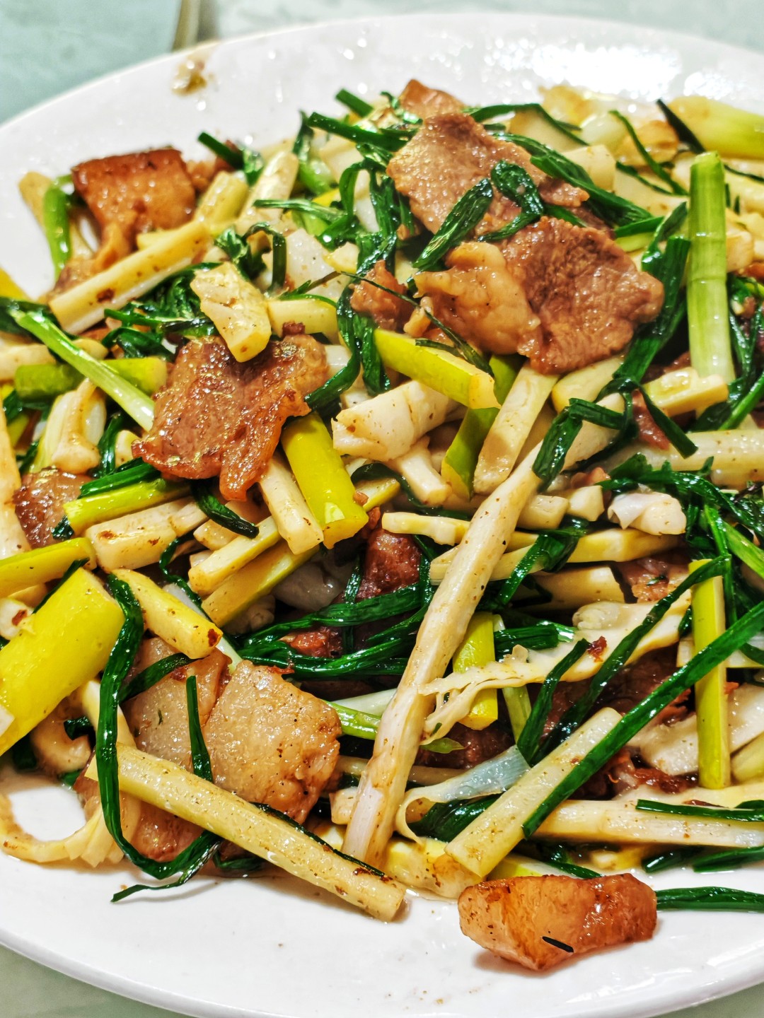 五花肉荞苗炒苦笋,更是当地刻在骨子里的经典吃法。