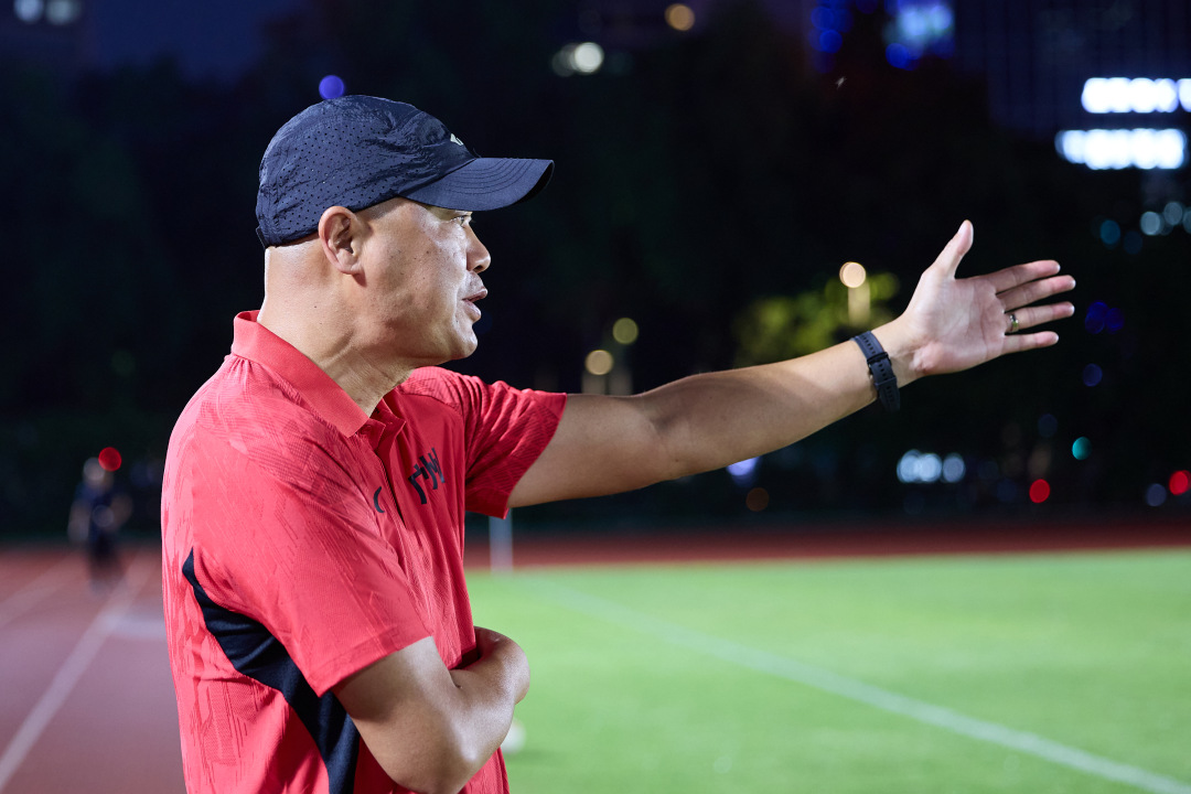 执掌这支青年军的主教练彭锦波,是广州足球的标志性人物。球员时代司职中后卫的他,整个职业生涯效力于广州太阳神,作为主力帮助球队夺得1994年甲A联赛亚军,以防守意识出众、预判精准的风格成为南派足球代表球员之一。