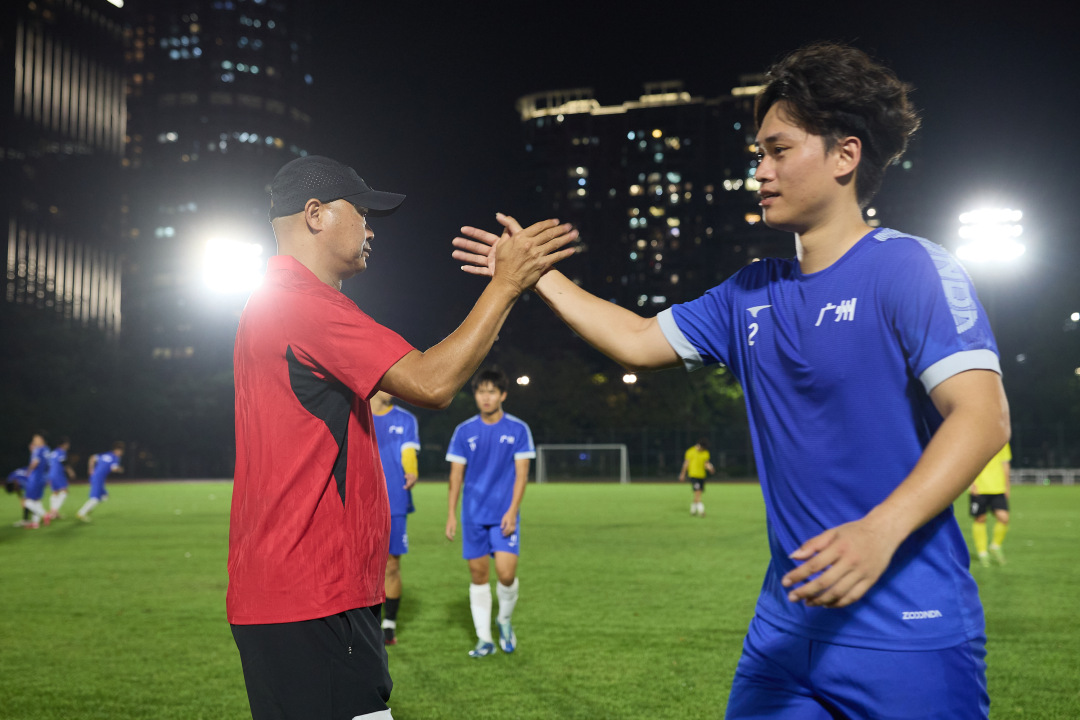 执掌这支青年军的主教练彭锦波,是广州足球的标志性人物。球员时代司职中后卫的他,整个职业生涯效力于广州太阳神,作为主力帮助球队夺得1994年甲A联赛亚军,以防守意识出众、预判精准的风格成为南派足球代表球员之一。