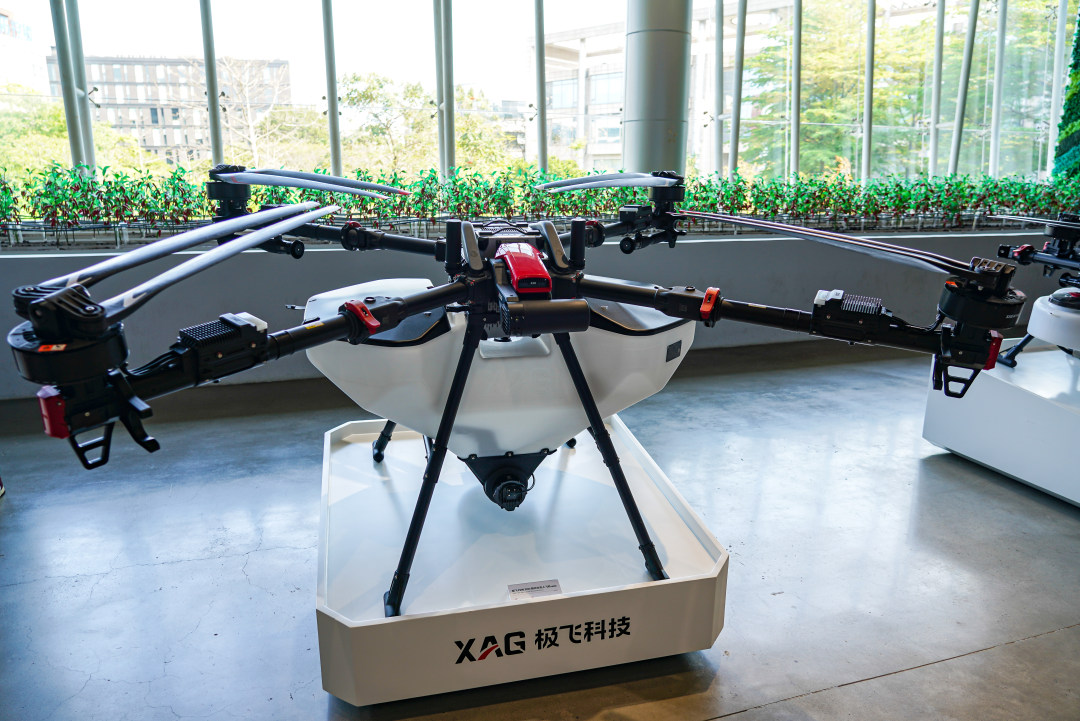 极飞科技提供涵盖农业无人飞机、农业无人车、农机自驾仪及智能农场物联网产品的完整产品矩阵,并开发了配套的移动应用程序,通过深度融合机器人、智能化及新能源技术,打造了一系列高精度作业、高效能的智能农业机器人,旨在解决全球农业生产面临的“无人种地”问题。