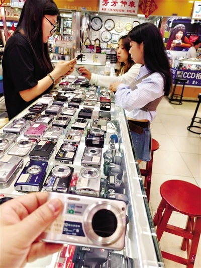 丰加五金电器城里,不少年轻女孩正在淘二手CCD相机。