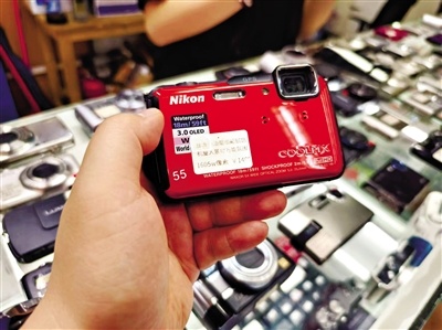 丰加五金电器城里,不少年轻女孩正在淘二手CCD相机。1