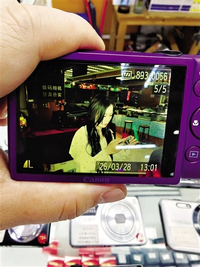 CCD相机拍出来的照片充满二十世纪八九十年代的复古氛围感。