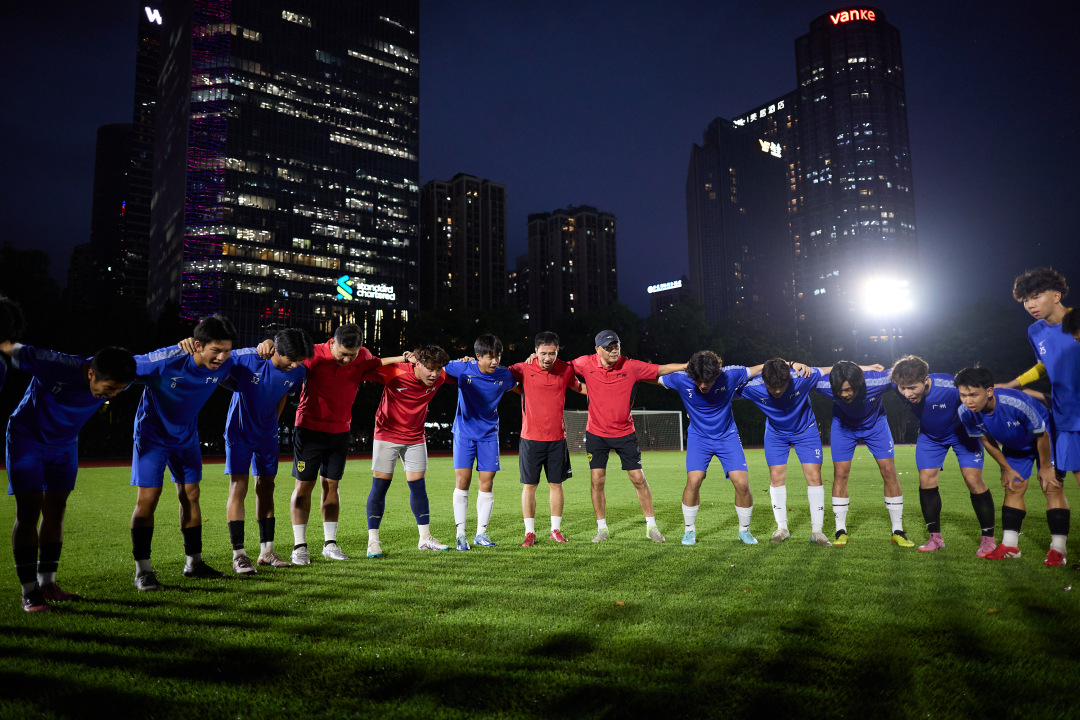 经过3月中旬连续三次的严格分组对抗选拔,教练组重点考察了球员的技术功底、战术理解与比赛作风。最终从近百名球员中挑选出40名精英球员进入大名单并正式启动集训。球队组成兼具了本土底蕴与专业实力,一是本土色彩浓厚。40名球员中,有31人拥有广州户口,球员广泛分布于白云、海珠、番禺、天河、越秀、黄埔、荔湾、南沙、花都等多个辖区。