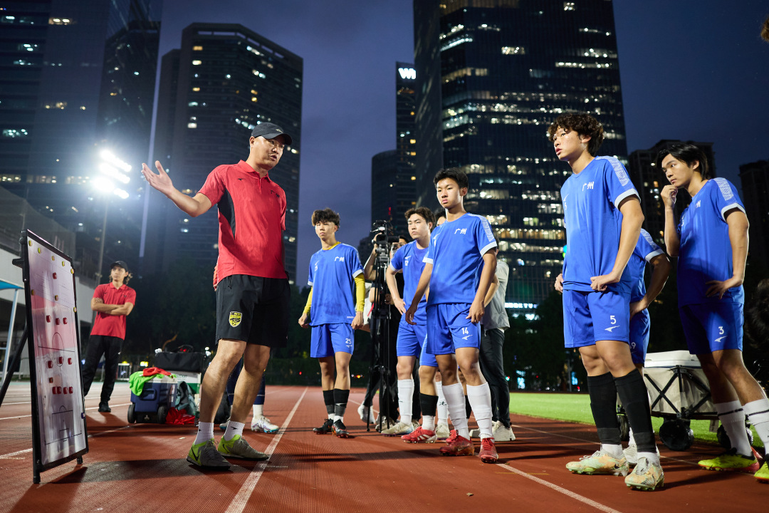 退役后转型教练,彭锦波深耕青训二十余年,曾率广州足协U15、U17 梯队两夺全国联赛冠军,2016年执掌华南理工大学校队时斩获大学生联赛广东赛区冠军并当选最佳教练,更培养出林良铭等现役国脚,对青少年球员培养与球队战术打磨经验丰富。