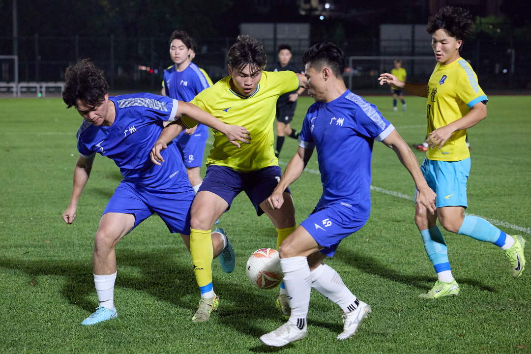 4月1日晚,全新组建的粤超联赛广州足球队在广州天河体育中心副场完成首次公开训练赛,对阵广州体院队。